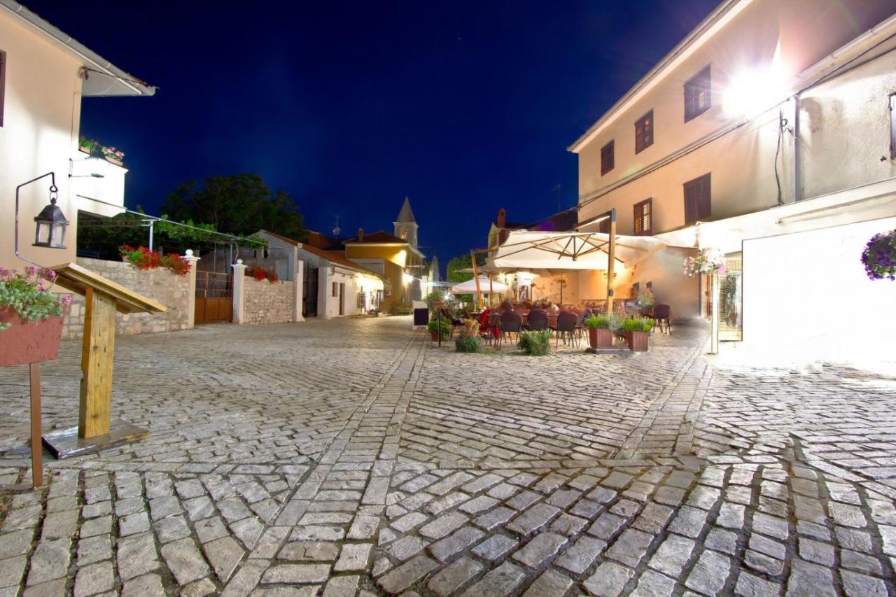 Apartment In Nin With Terrace, Air Conditioning, Wi-Fi Extérieur photo